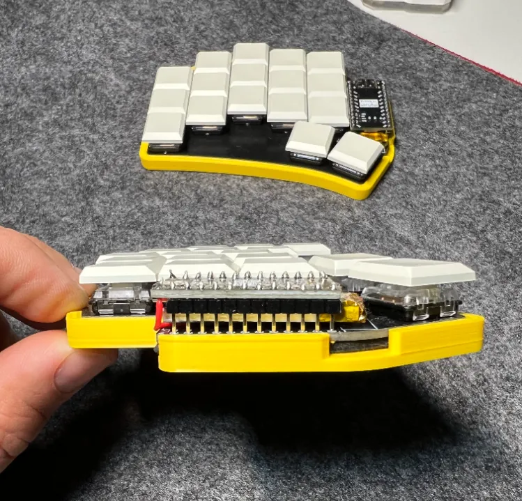 Ferris Sweep Wireless - battery under controller