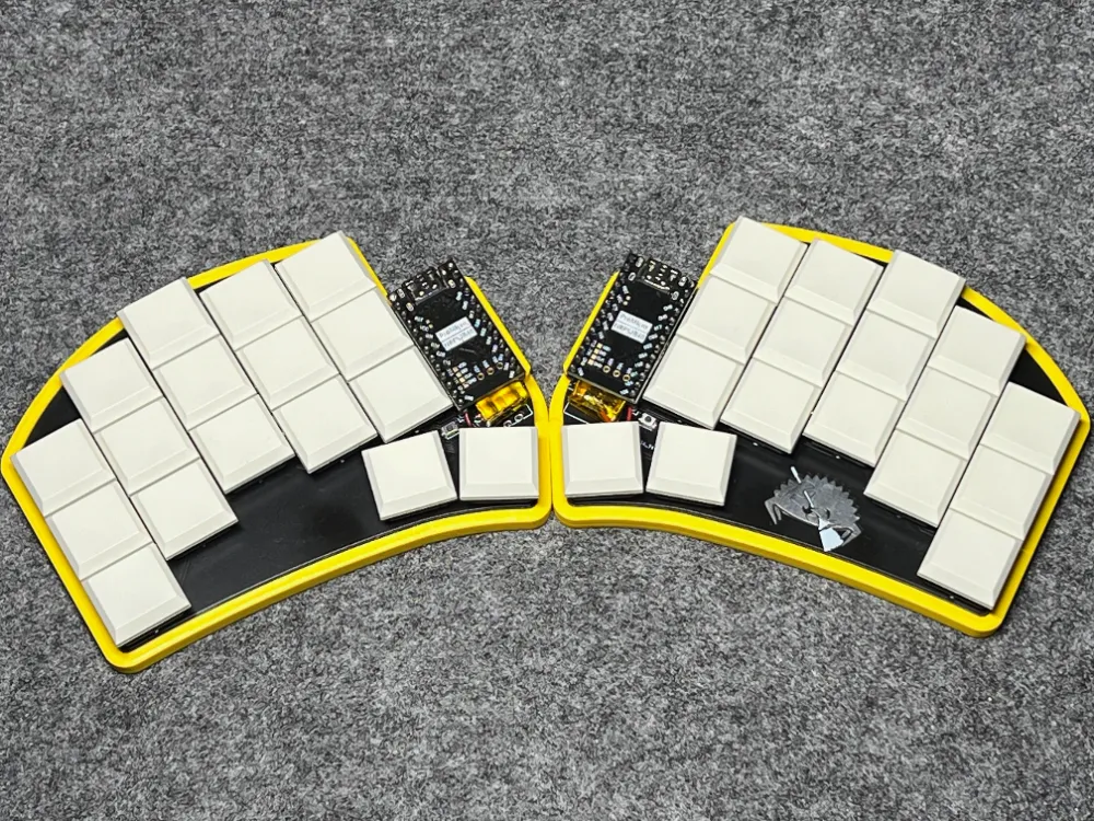 Ferris Sweep Wireless: a tiny split keyboard built for Bluetooth use